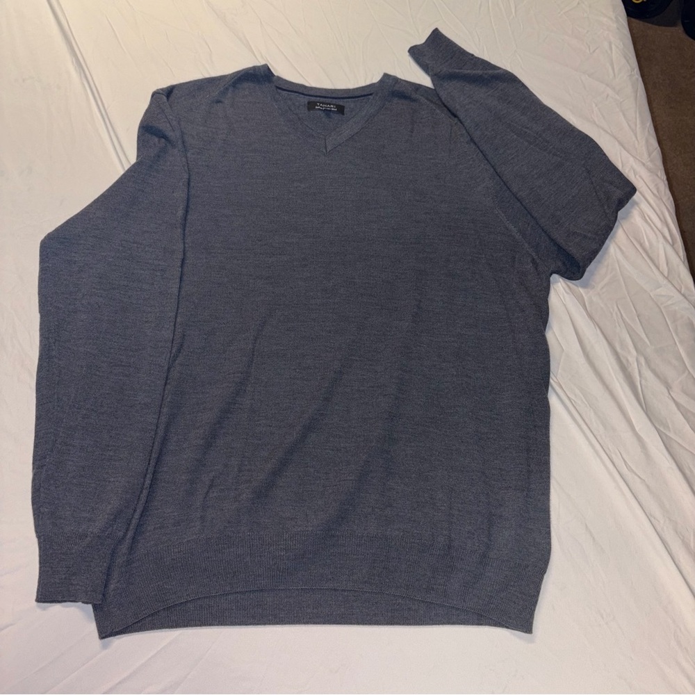 Tahari Men's Heather Blue V-Neck Sweater Italian Marino wool. Size 2XL